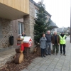 [ilustration]- Plouëc en fête pour Noël : sapin à décorer et boite au lettres du Père Noël devant la mairie.